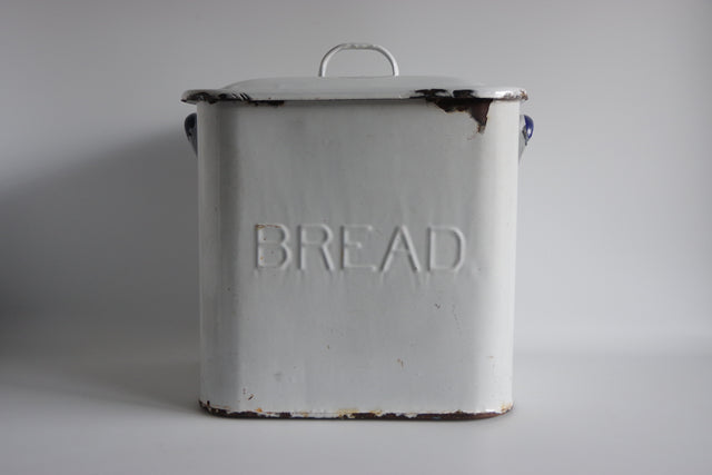 白いホーローのBREAD缶