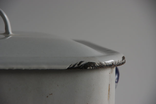 白いホーローのBREAD缶