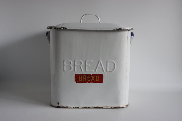 白いホーローのBREAD缶