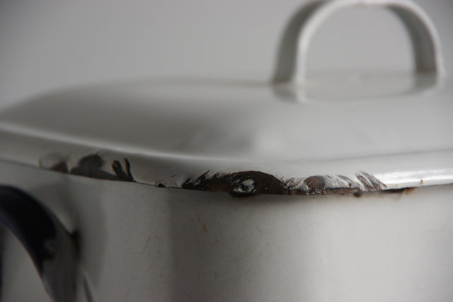 白いホーローのBREAD缶