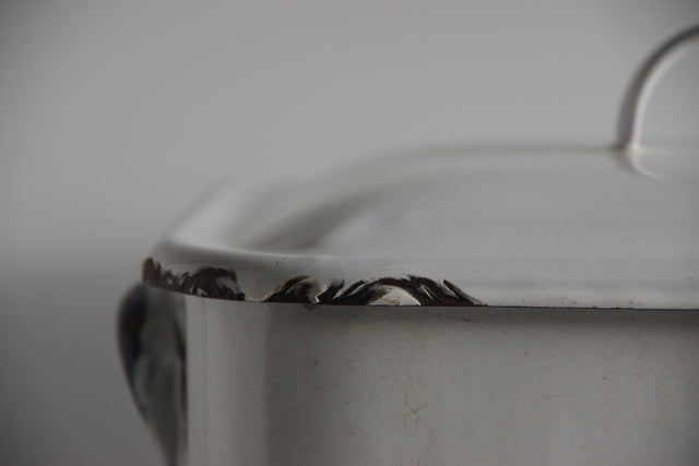 白いホーローのBREAD缶